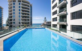 Superb Elevated Views Of Harbour With Heated Pool, Gym & Parking